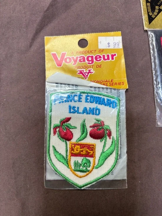 1970s - Vintage Collectors Canadian Badges - Picture 3 of 11